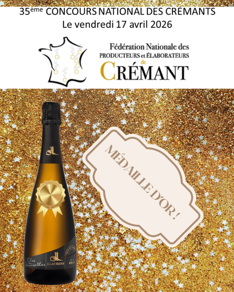 Médaille d'or au 35e Concours National des Crémants pour la bouteille J.Laurens Brut sur fond festif doré.